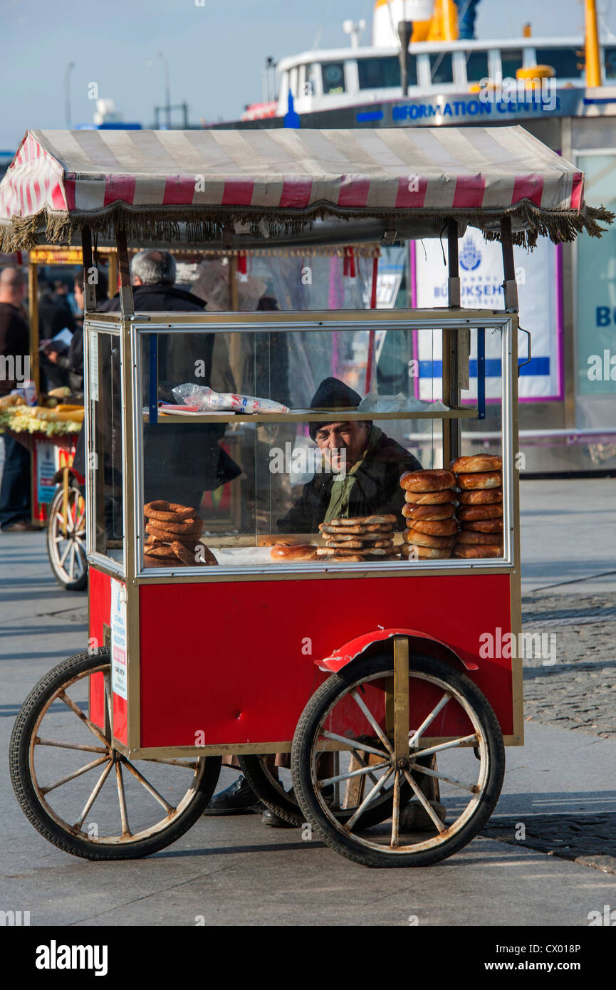 Street vendor in Istanbul sell pretzel-like bread called simit Stock Photo