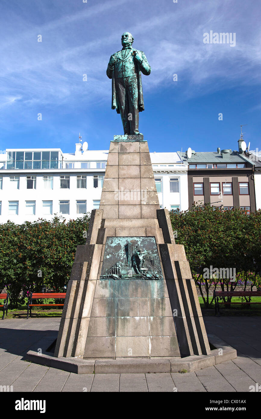 Statue of Jón Sigurđsson (lead campaigner for Icelandic independence, Austurvöllur Square, Reykjavik, Iceland Stock Photo