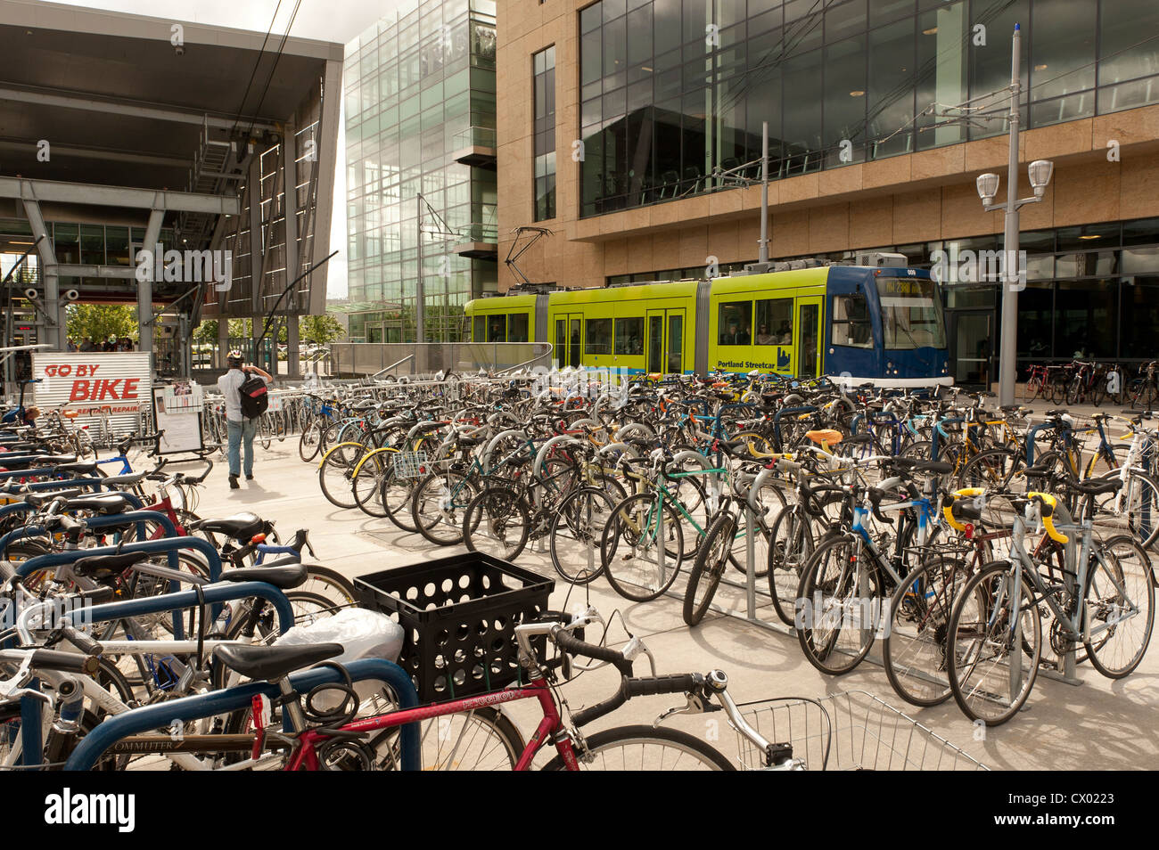 Bicycling commuters on city streets hi-res stock photography and images ...