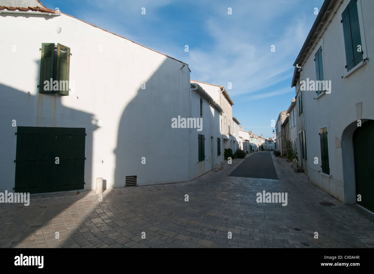 Empty street with white washed buildings at Ars-en-Ré in the middle of summer, Île de Ré, Poitou-Charentes, France. Stock Photo