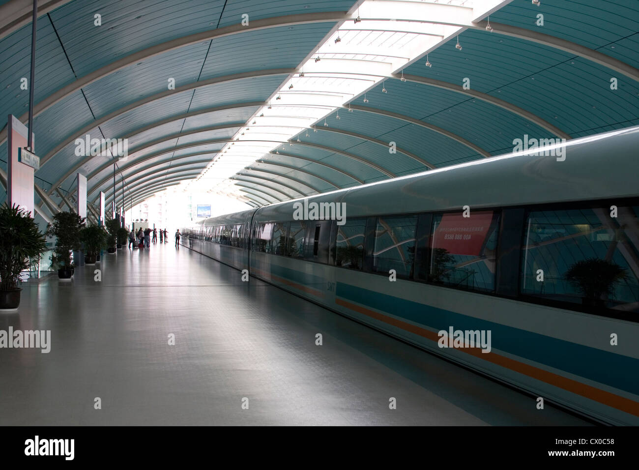 Bullet train waiting in the station, Shanghai, China Stock Photo