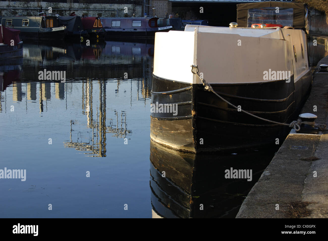 Canal barge boat mooring hi-res stock photography and images - Alamy