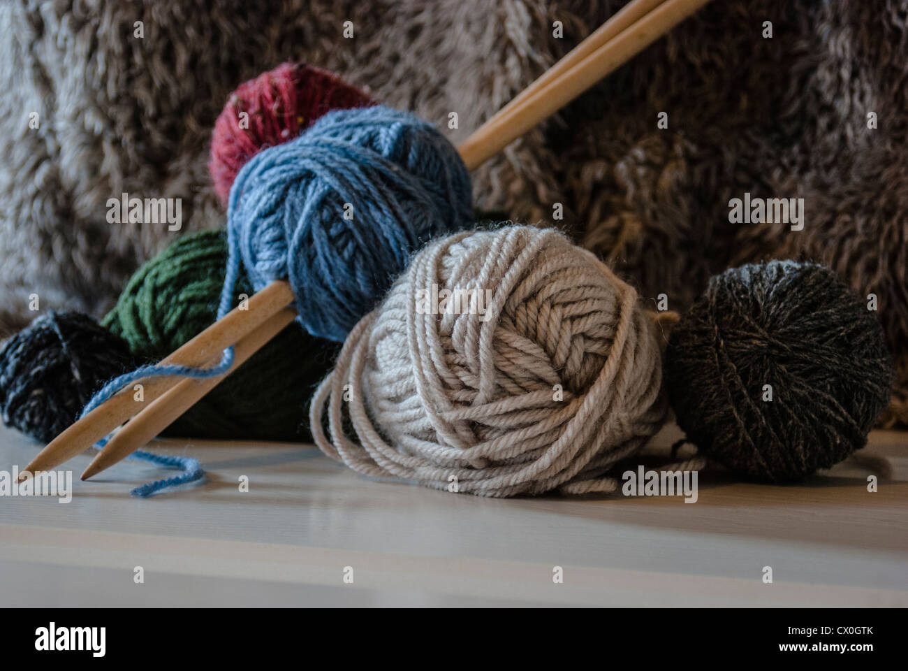 Wooden knitting needles and wool Stock Photo Alamy