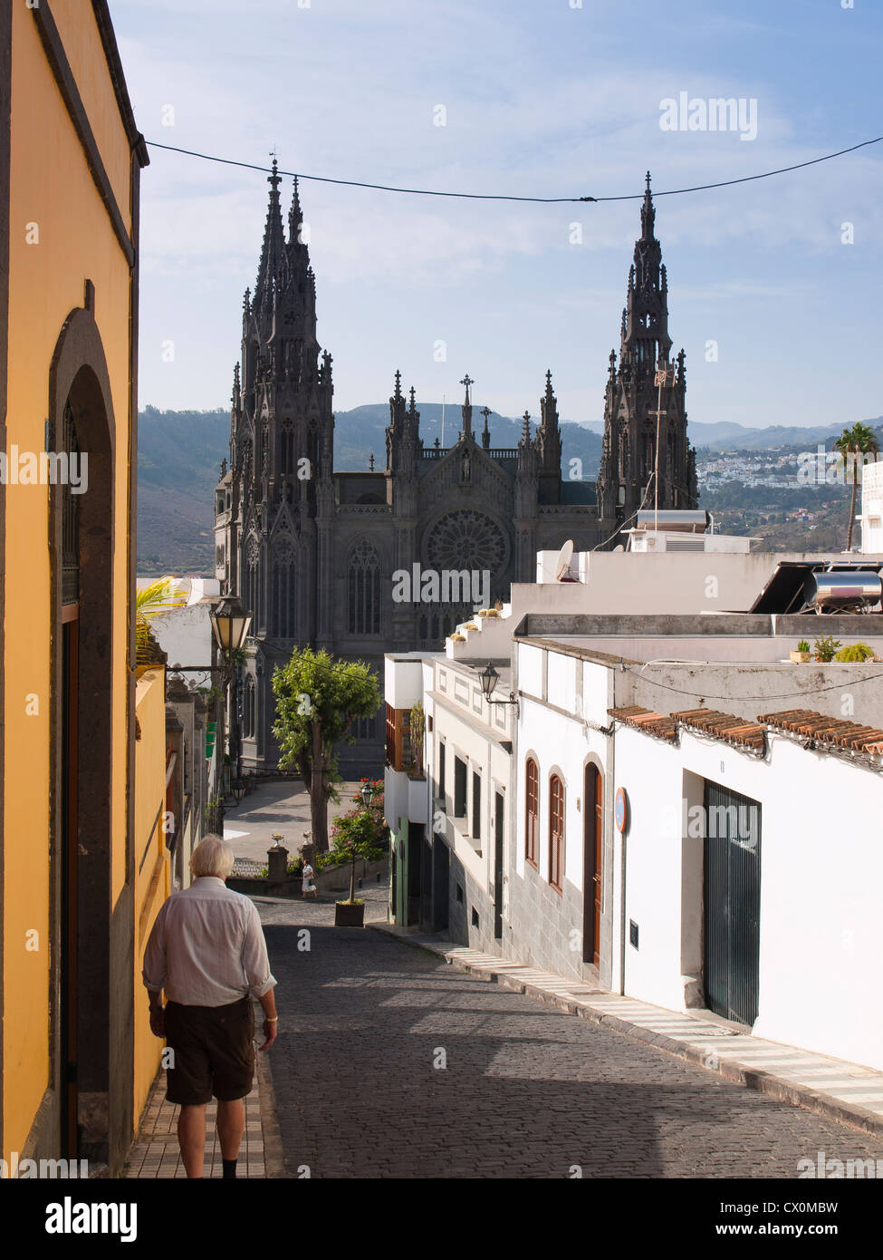 Arucas in the north of Gran Canaria, narrow street with view of  Iglesia de San Juan Bautista de Arucas Stock Photo