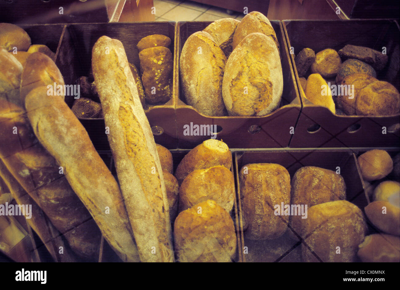 Bread in a Paris bakery Stock Photo Alamy
