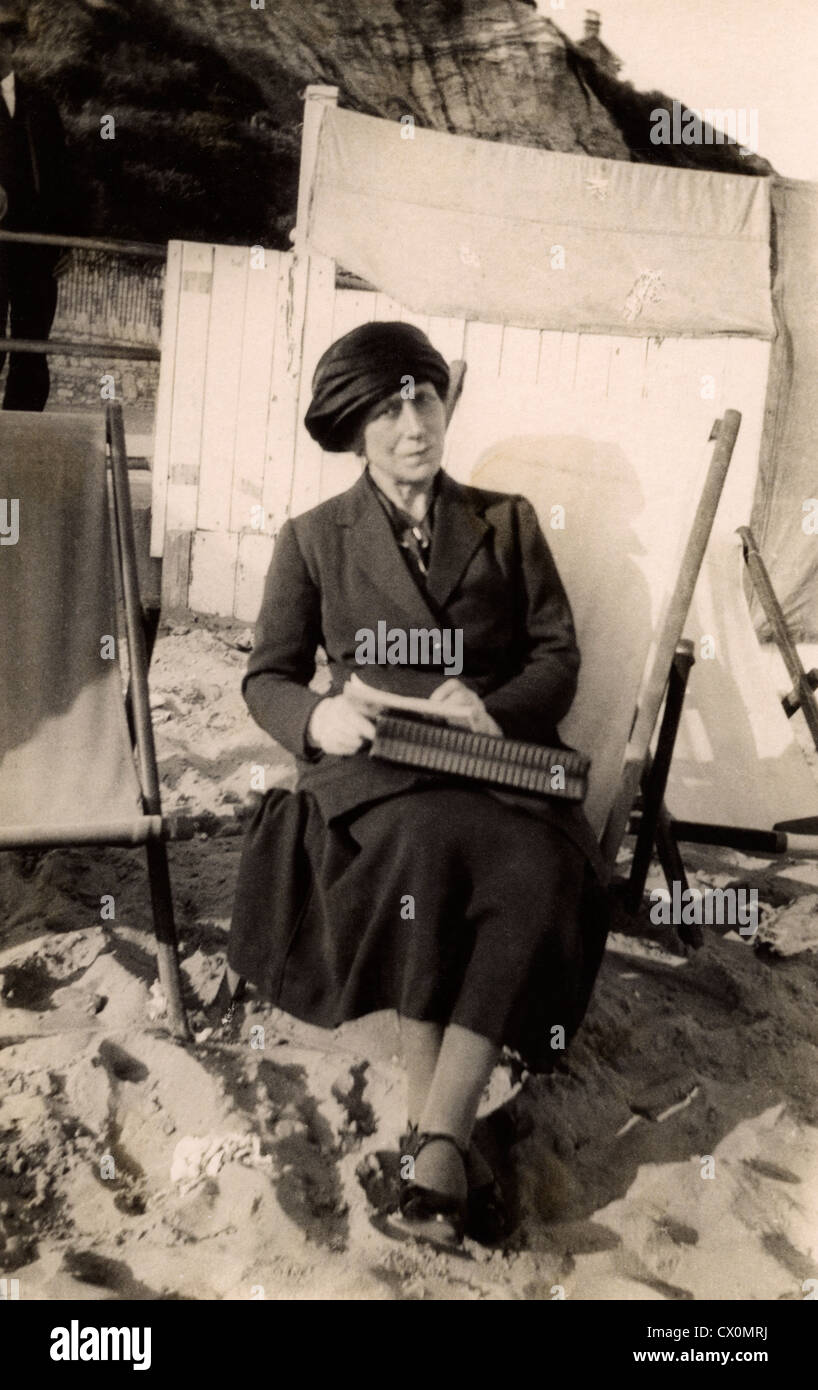 1920s family beach hi-res stock photography and images - Alamy