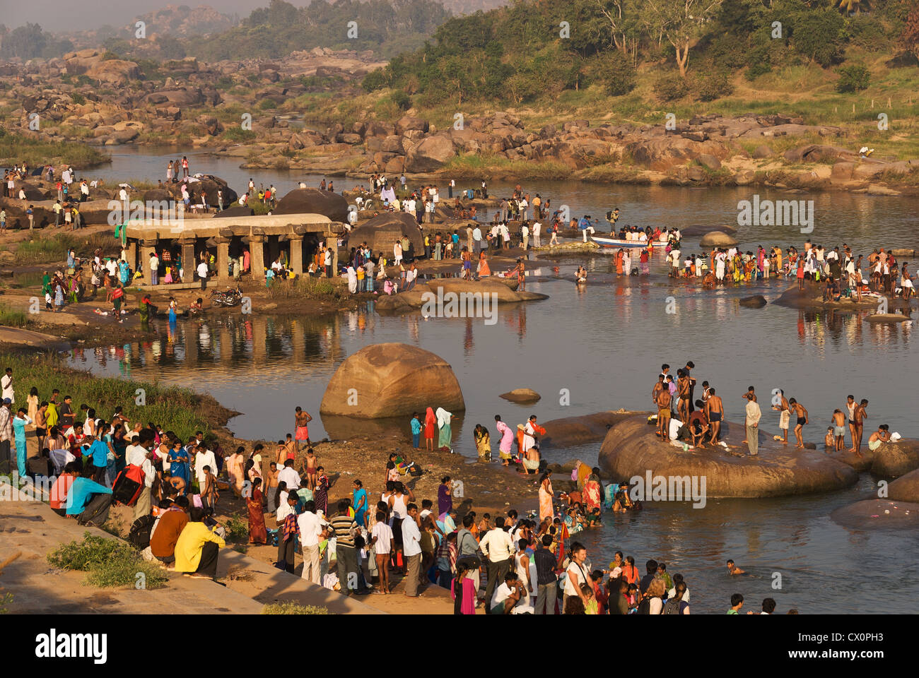 Elk201-2484 India, Karnataka, Hampi, Tungabhadra River, bathers for Pongol festival