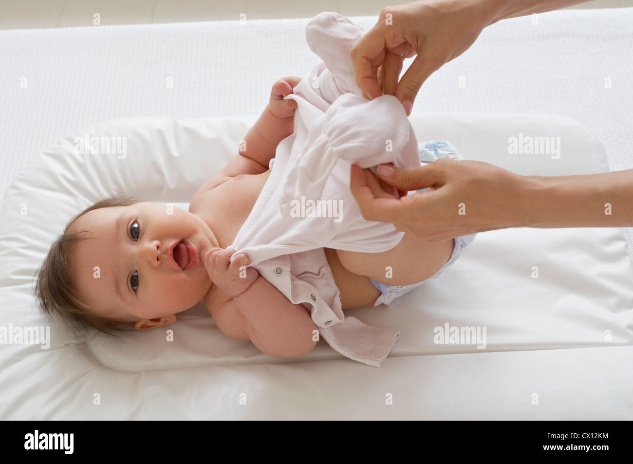 Гигиена новорожденных. Девушка открывает головку. Женский язычок. Девушка открывает головку. Хирургическая операция обрезание.