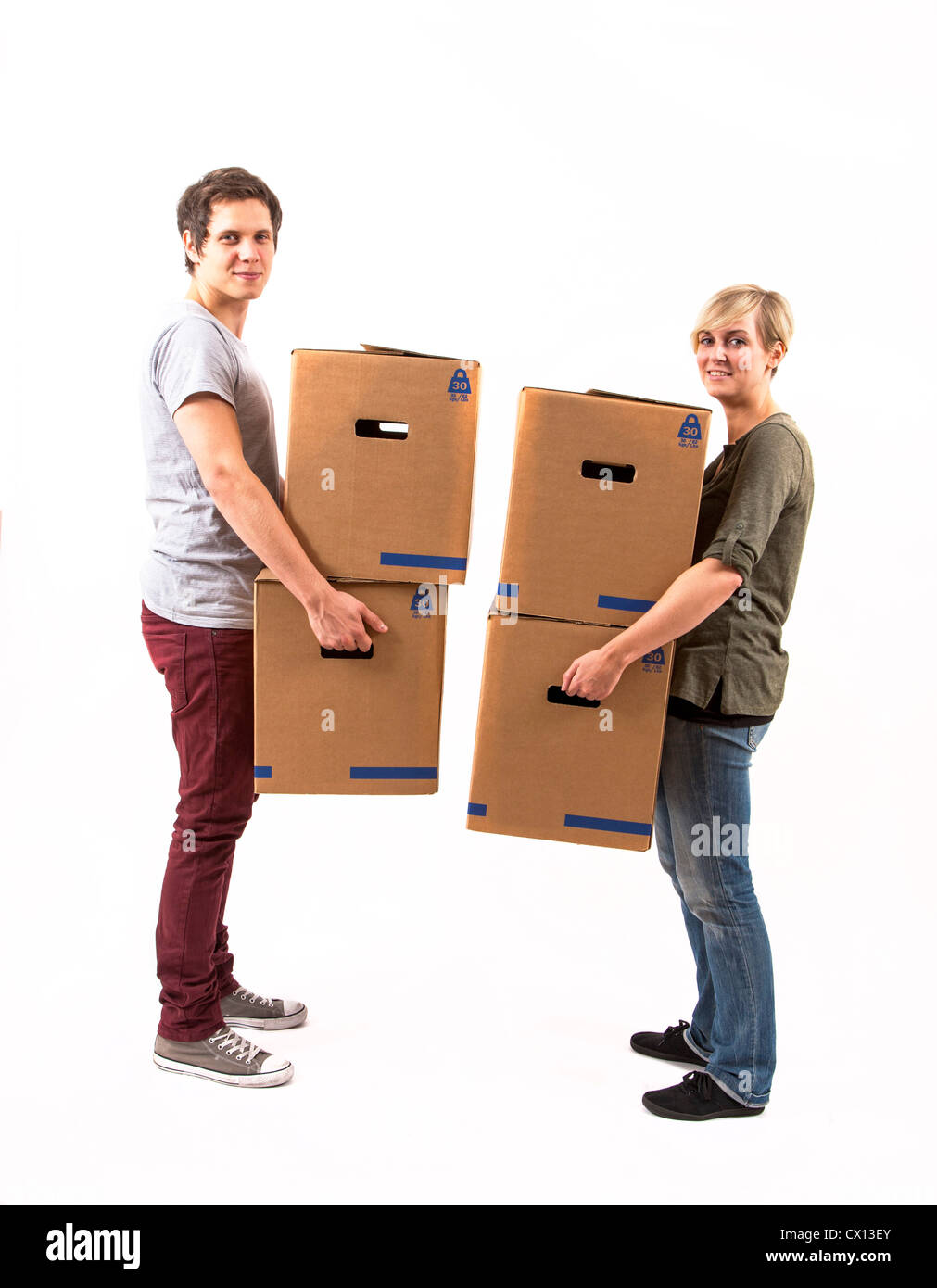Symbolfoto Umzug, Auszug, umziehen. Junges Paar trägt Umzugskartons. Umzugskisten aus Pappkarton. Stock Photo