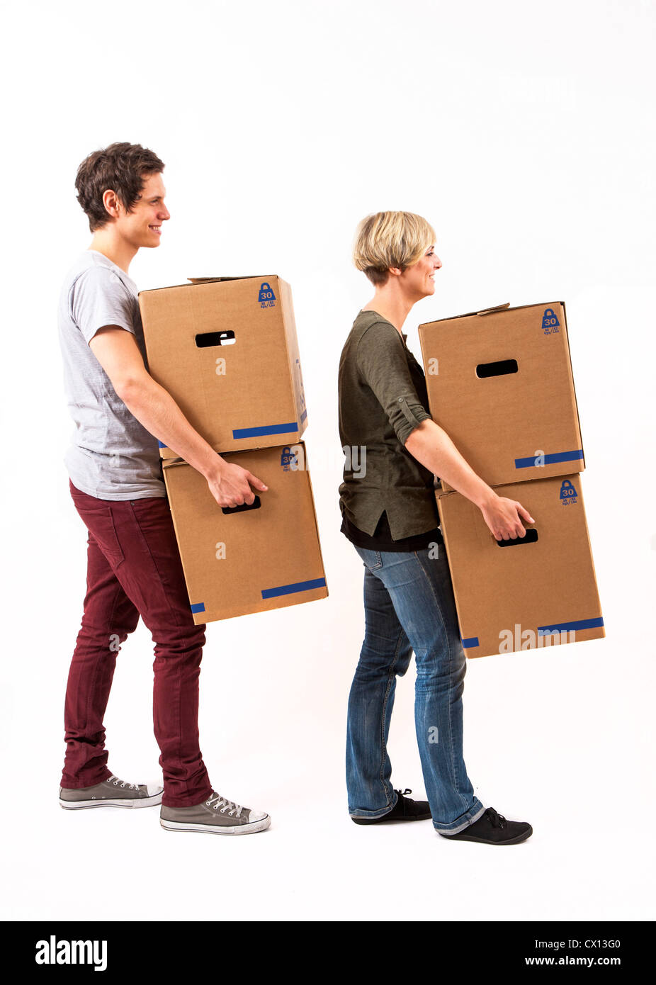 Symbolfoto Umzug, Auszug, umziehen. Junges Paar trägt Umzugskartons. Umzugskisten aus Pappkarton. Stock Photo