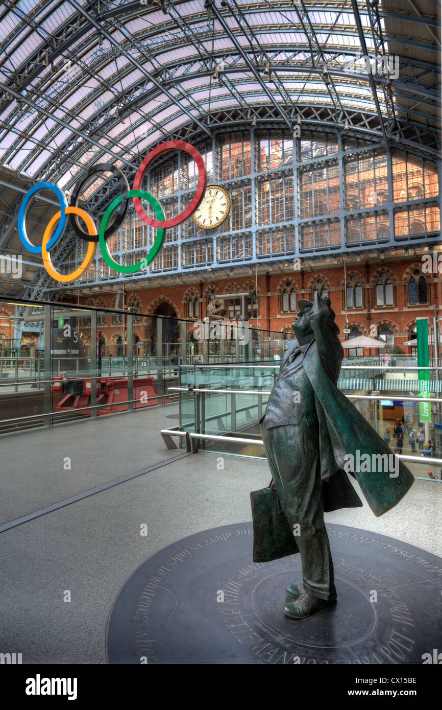 Sir John Betjeman statue, gazing at the famous Barlow valuted roof, once the largest in the world at St Pancras Station, London. Stock Photo