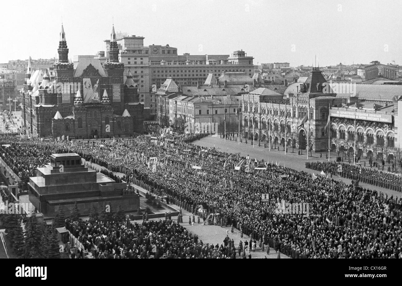 moscow-ussr-red-square-people-celebrating-the-first-flight-of-a-human-CX16GR.jpg