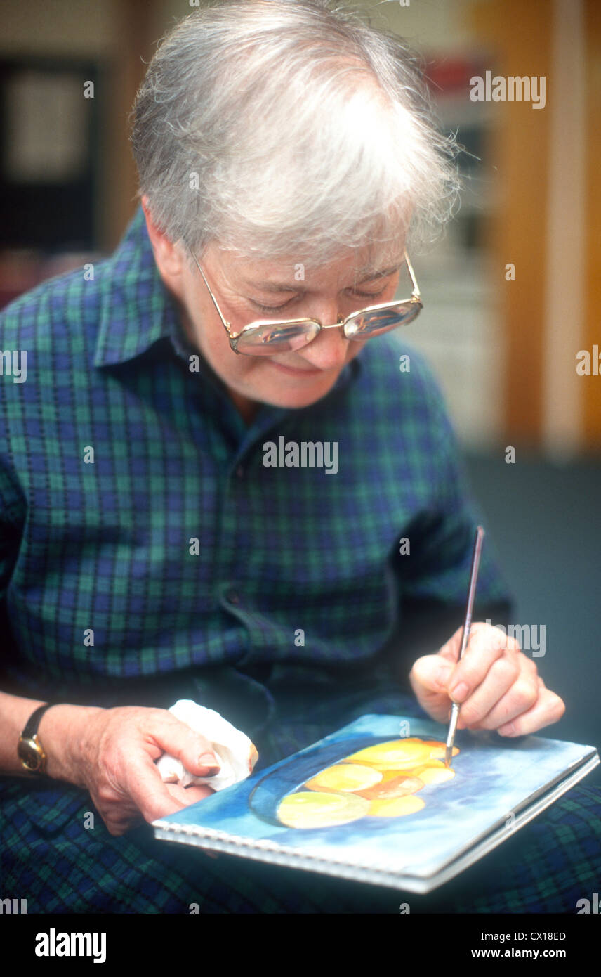 Elderly uk art class hi-res stock photography and images - Alamy