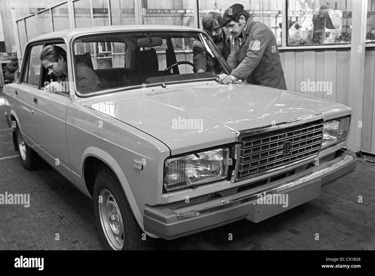 VAZ-2107 car, production of Volga Automobile Plant. Photo TASS / Yuri Belozyorov . . «-2107» - . / /