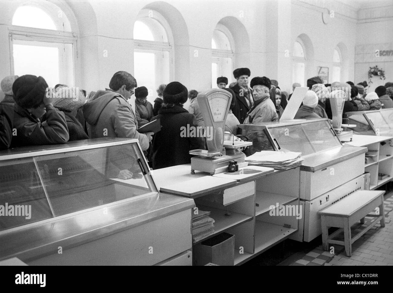 perm-region-ussr-in-1991-perm-residents-facing-problems-with-goods-CX1DRR.jpg