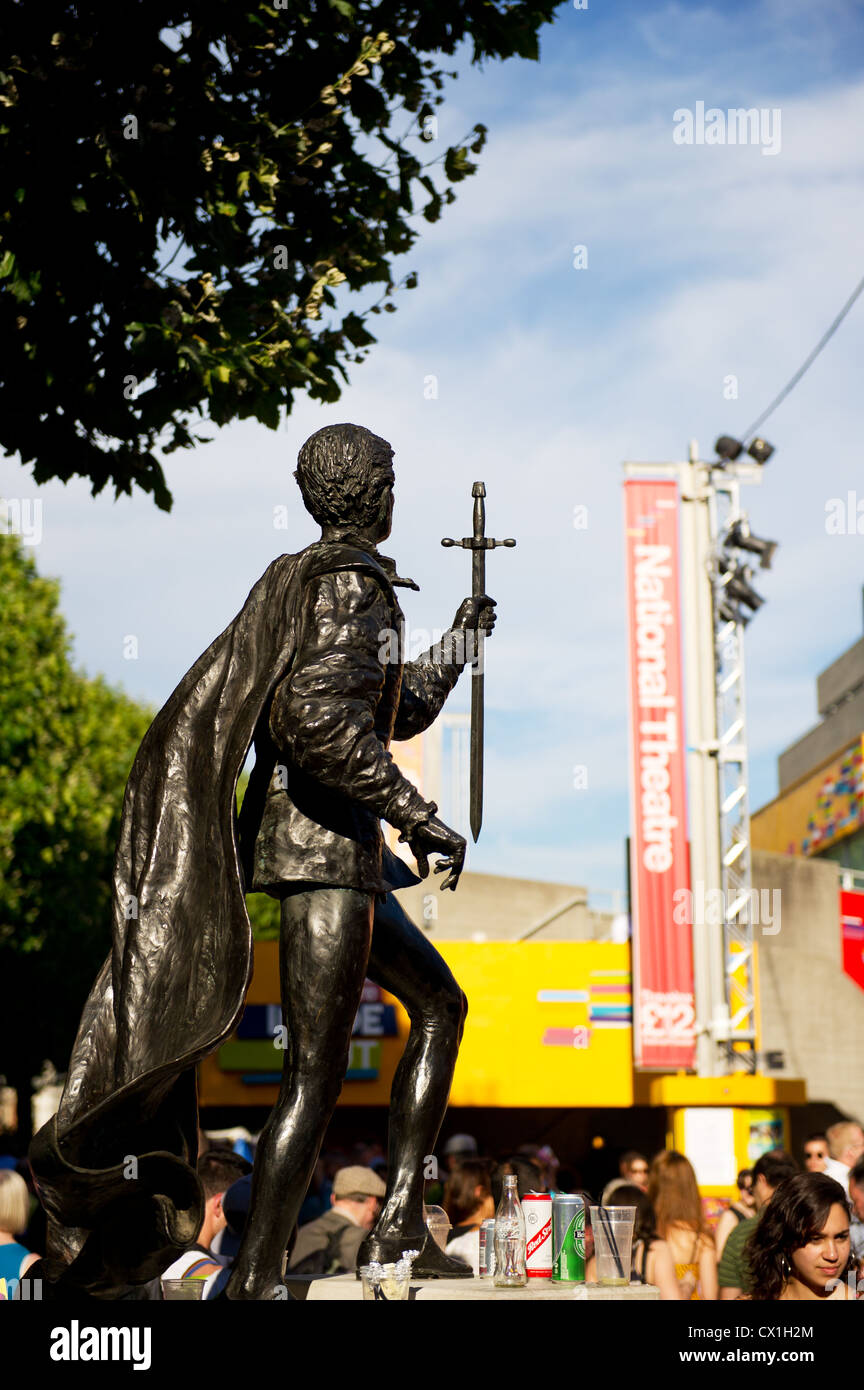 Laurence olivier statue outside national hires stock photography and