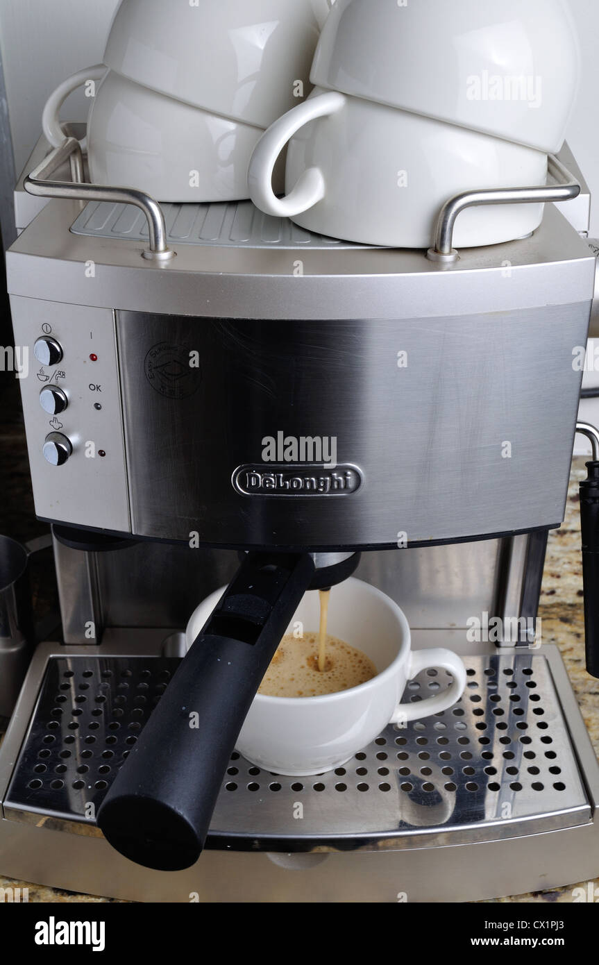 https://c8.alamy.com/comp/CX1PJ3/cup-of-coffee-on-drainer-of-de-longhi-coffee-machine-CX1PJ3.jpg