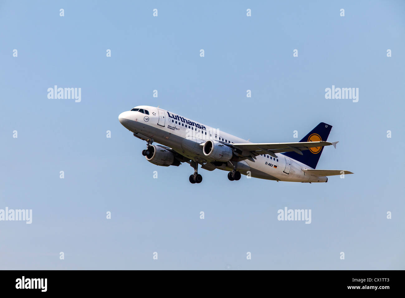 Passenger jet plane approaching Düsseldorf International Airport. Lufthansa, Airbus A319-100 Stock Photo
