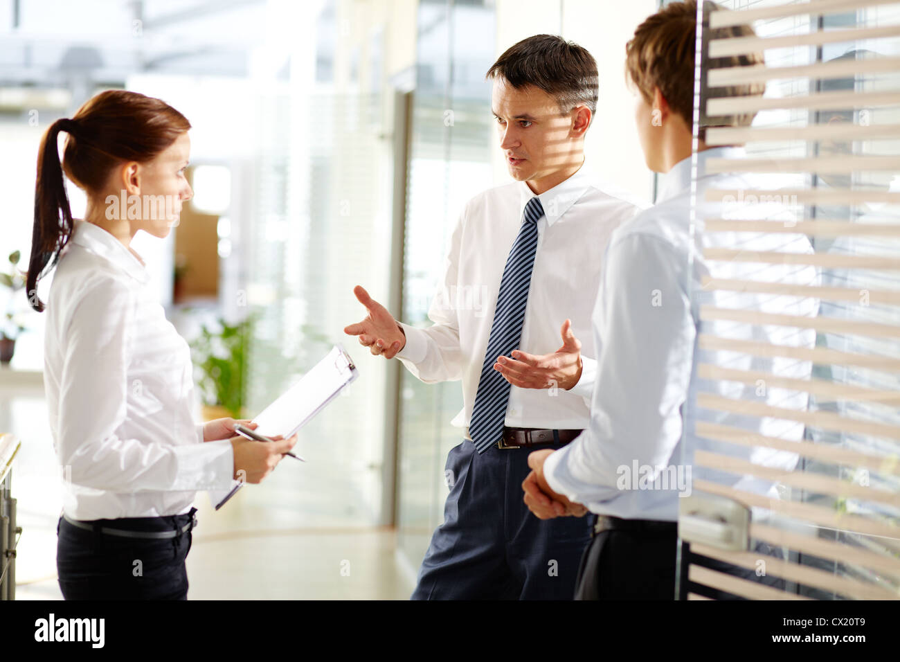 Explaining tasks hi-res stock photography and images - Alamy