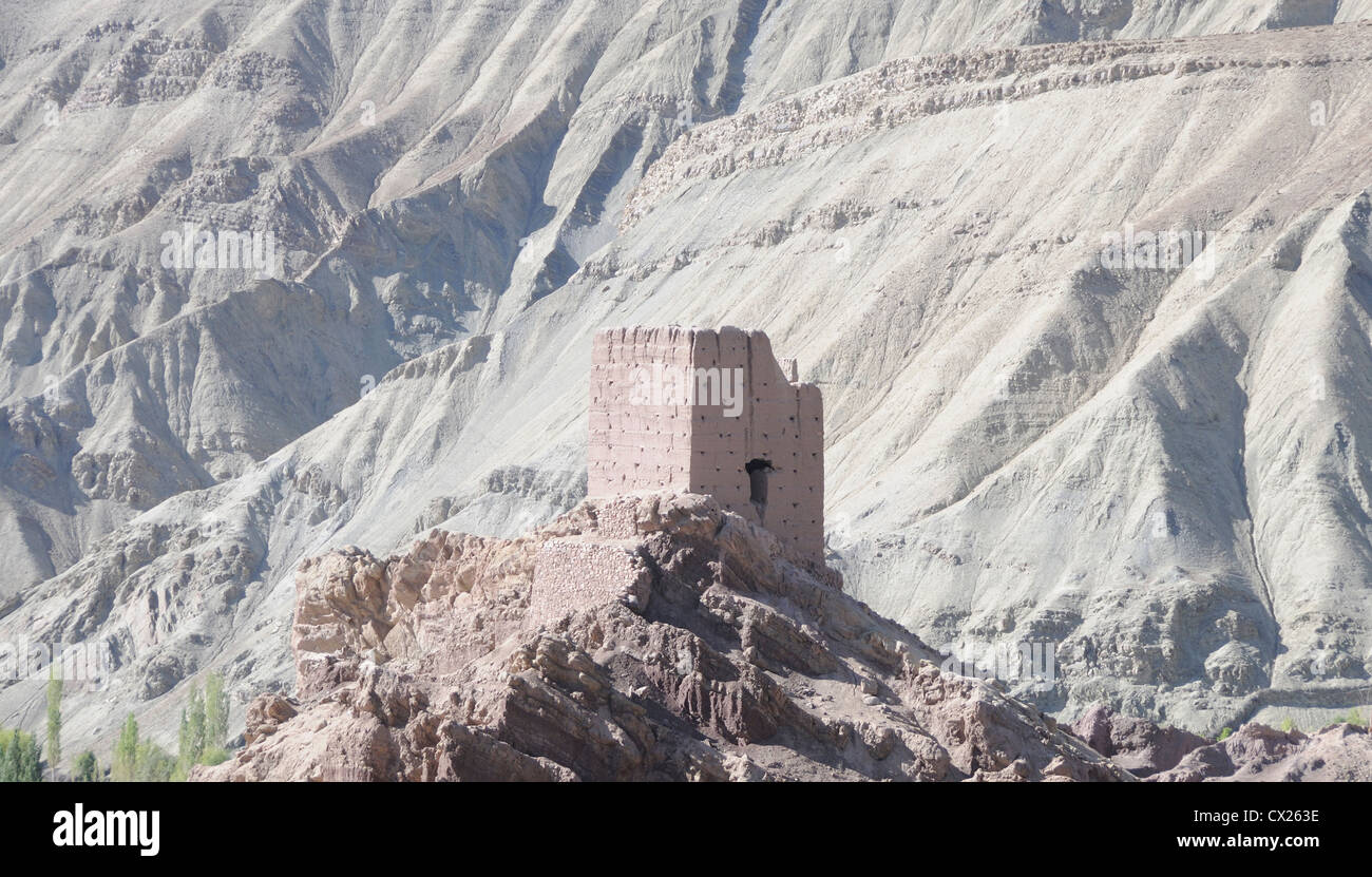 Mud brick watch tower near the ruined sixteenth century royal palace and fortress at Basgo. Ladakh, Republic of India. Stock Photo