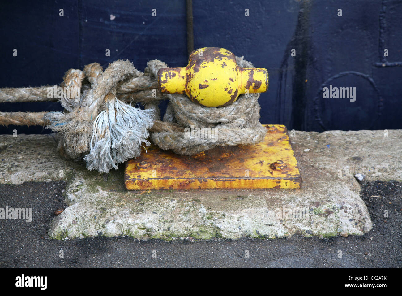 Bullards Rope Bollard with a rope Stock Photo - Alamy