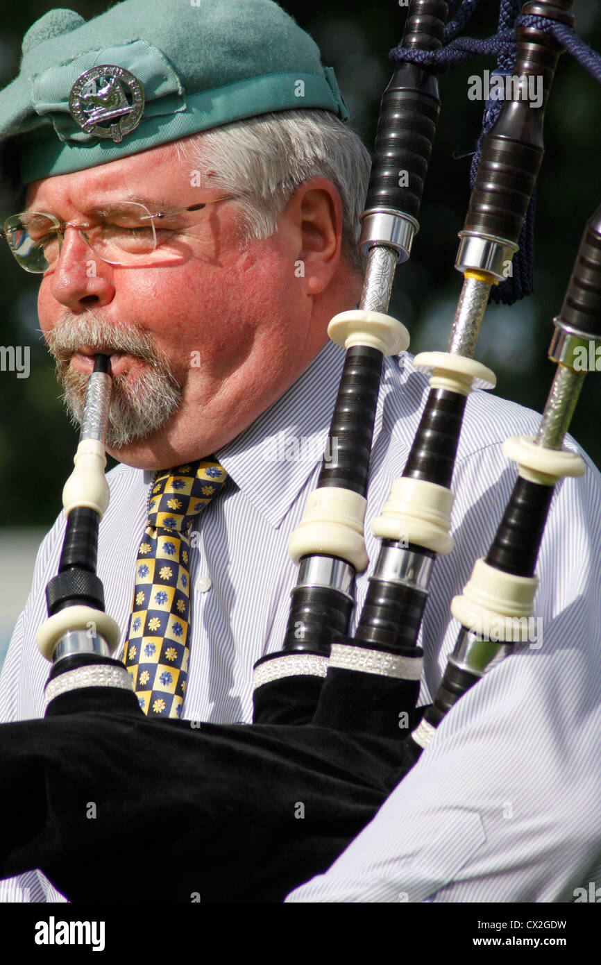 Blowing Bagpipes Stock Photos & Blowing Bagpipes Stock Images Page 3