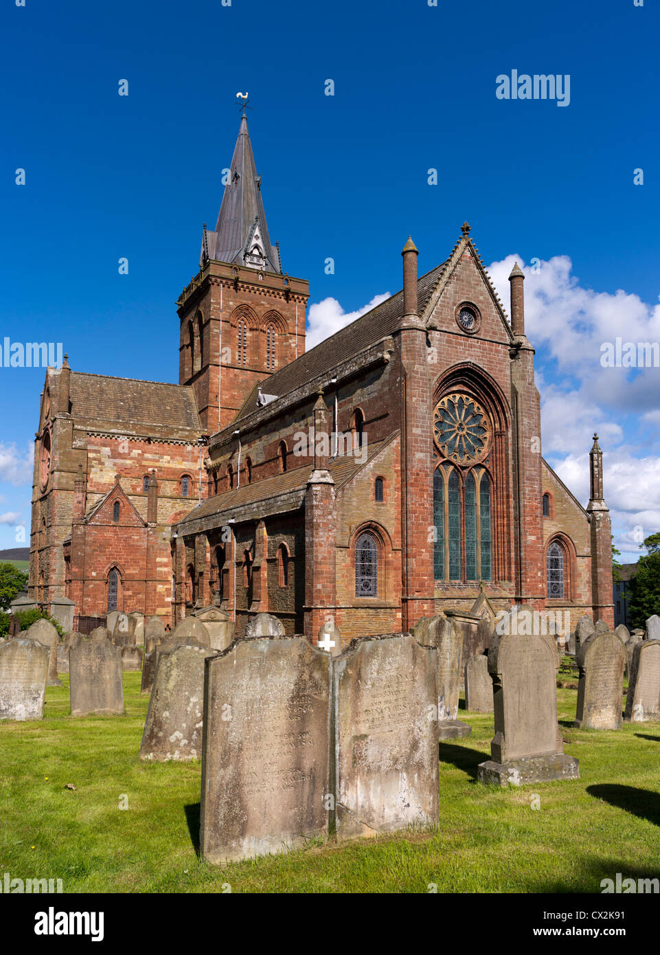 dh St Magnus Cathedral KIRKWALL ORKNEY Eastside of cathedral and graveyard orkneys Stock Photo