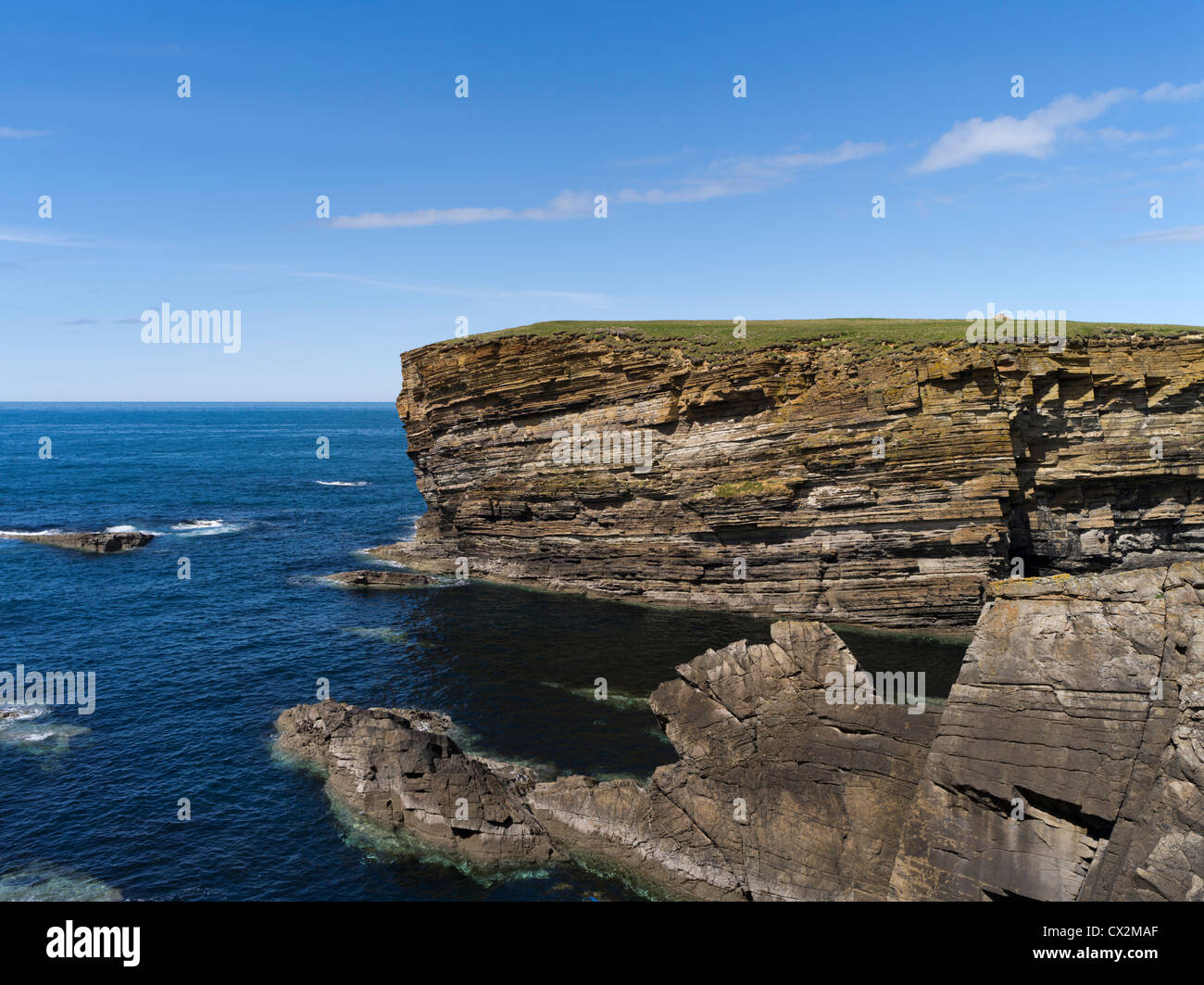 dh Brough of Bigging YESNABY ORKNEY Seacliff tops blue sky and calm sea Stock Photo