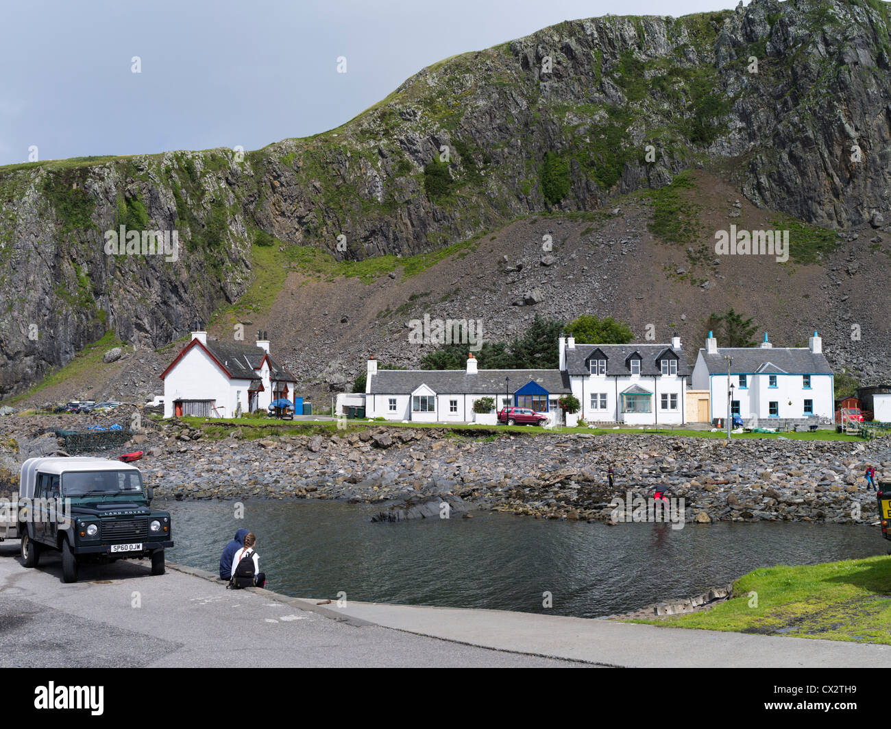 dh Ellenabeich harbour SEIL ISLAND ARGYLL Land rover people village house by Easdale jetty highland scotland scottish highlands tourists on holiday Stock Photo