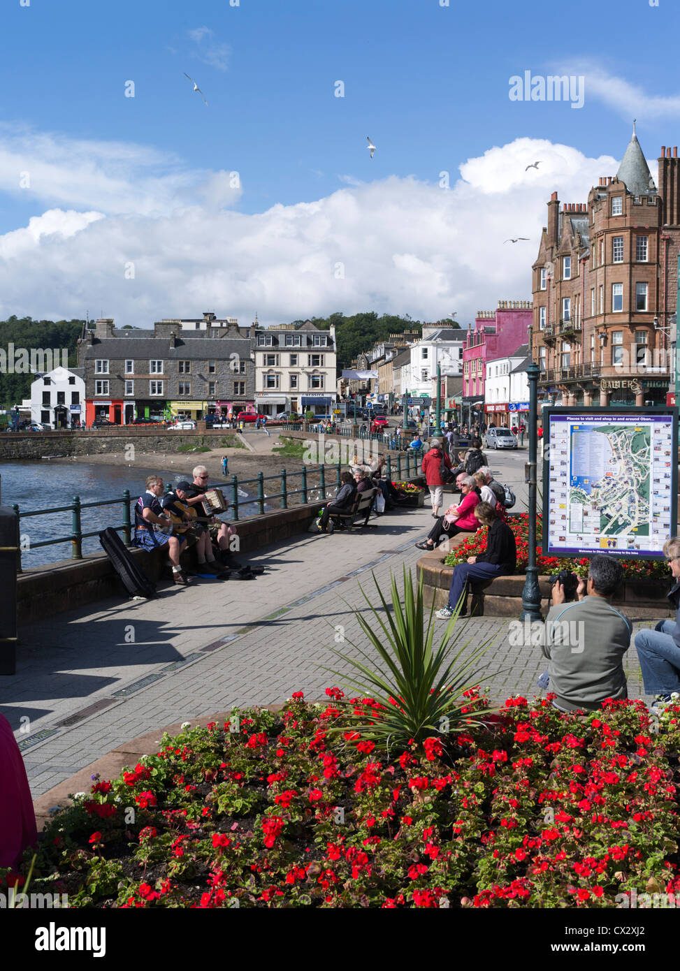 dh Harbour seafront scotland OBAN ARGYLL Scottish summer Tourists entertainers holiday people holidaymakers Stock Photo