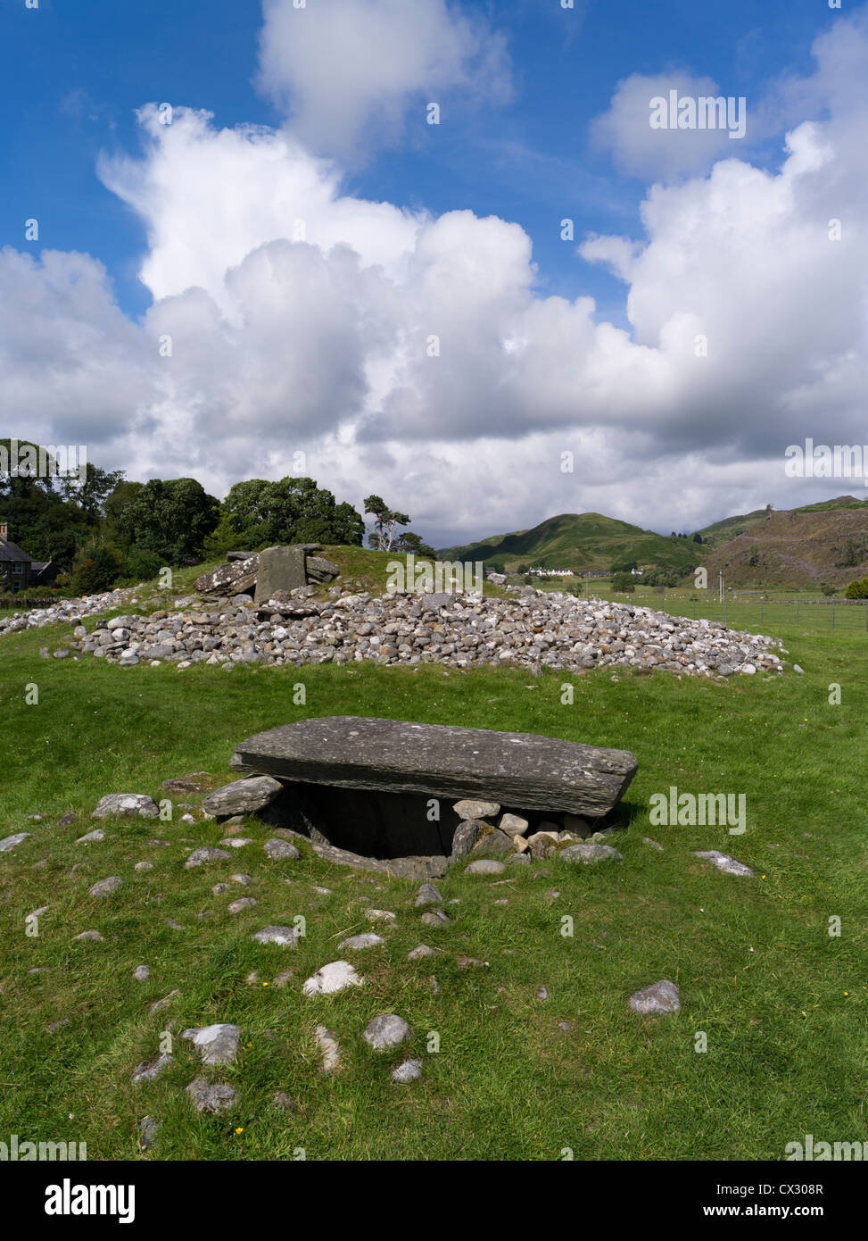 dh Nether Largie cairn south KILMARTIN GLEN ARGYLL SCOTLAND Neolithic burial chamber tomb prehistoric bronze age cist prehistorical mound Stock Photo