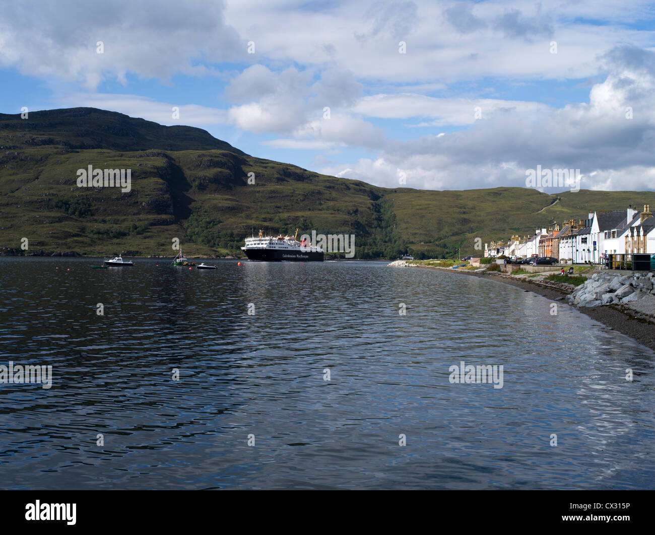 dh Loch Broom scotland ULLAPOOL ROSS CROMARTY Calmac Outer Herbrides island ferry seafront Ullapool houses highlands sailing boat Stock Photo