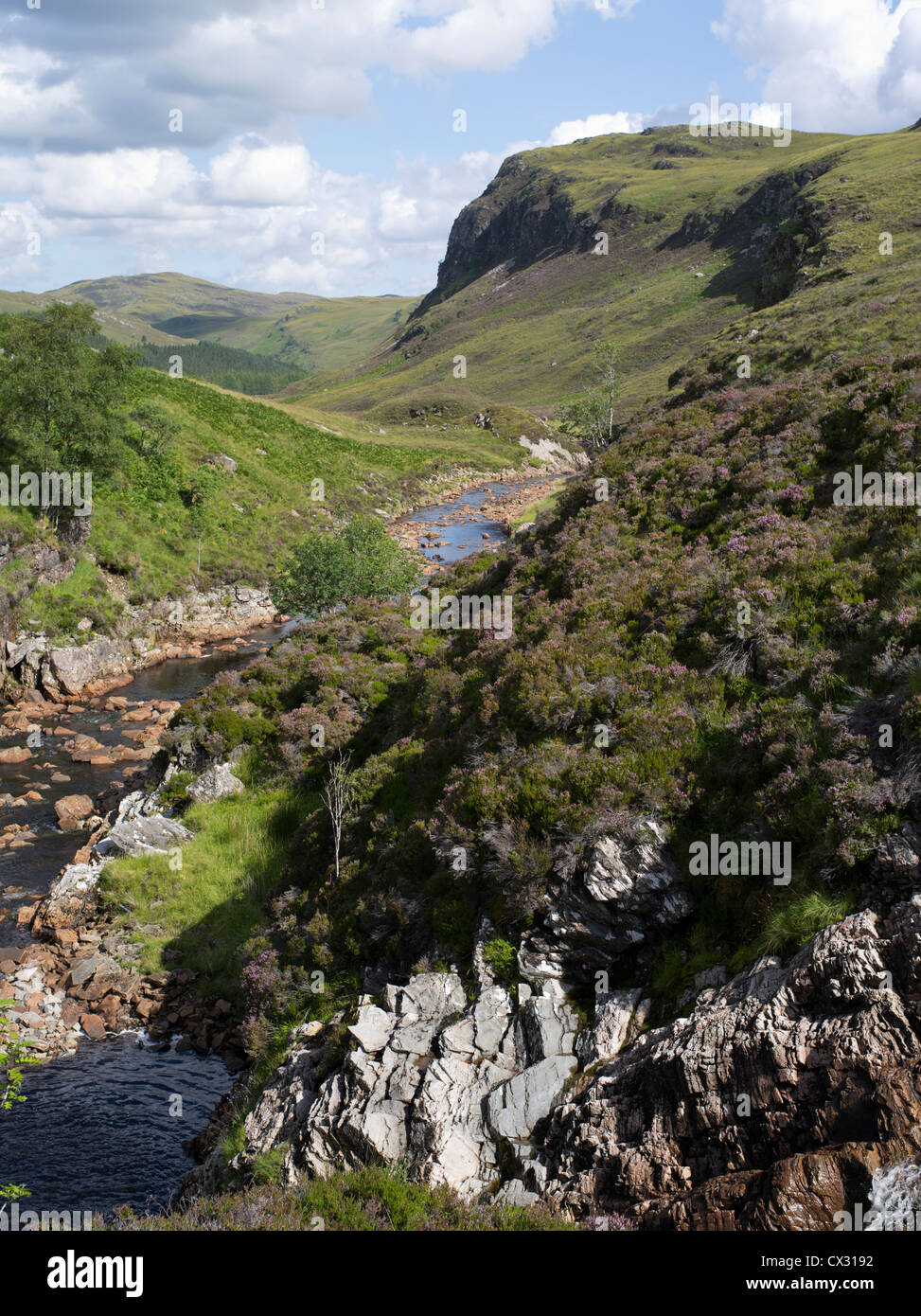 dh glen DUNDONNELL RIVER SUTHERLAND Scottish highland scenic glen and craggy mountain heather countryside Stock Photo