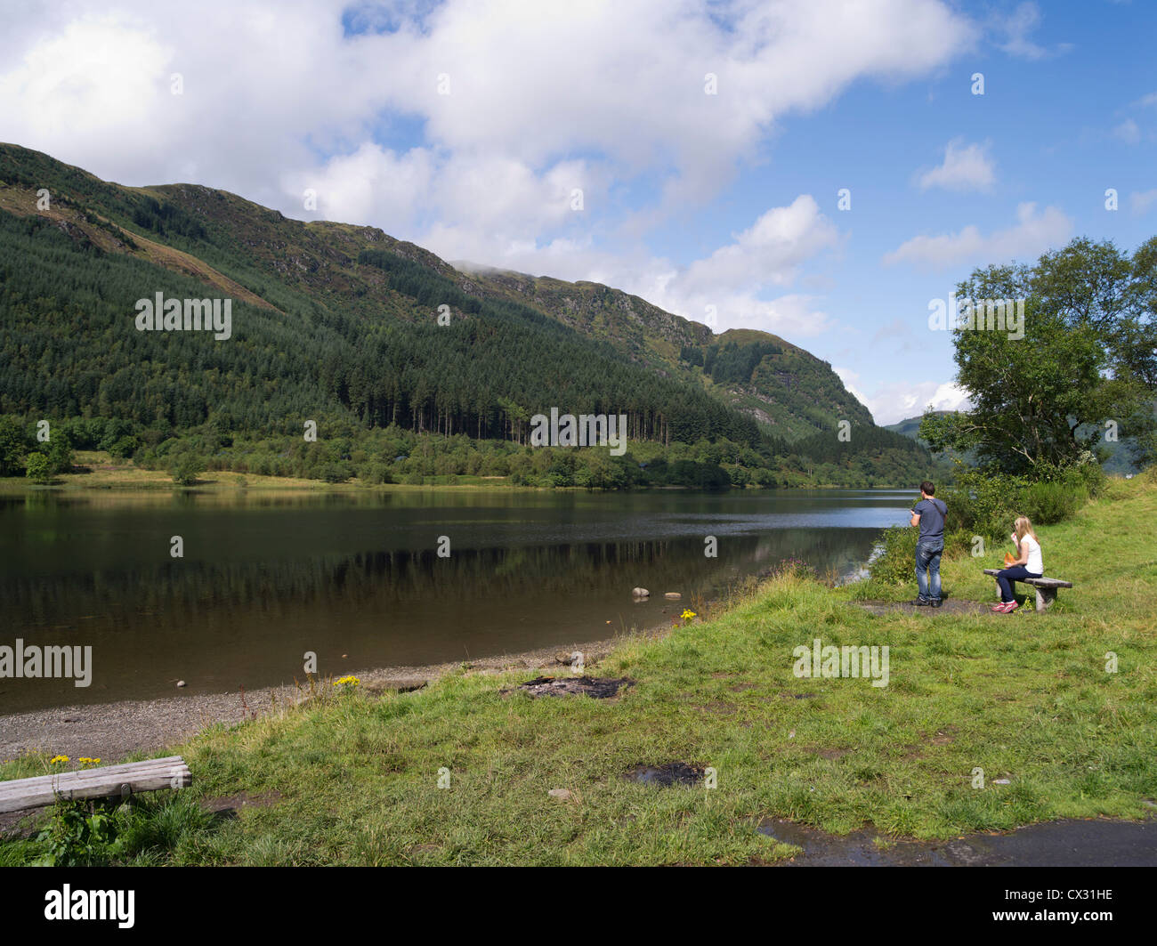 dh Loch Lubnaig STRATHYRE STIRLINGSHIRE Tourist couple TrossachS national highlands park scenic lochside summer lochs holiday in scotland countryside Stock Photo