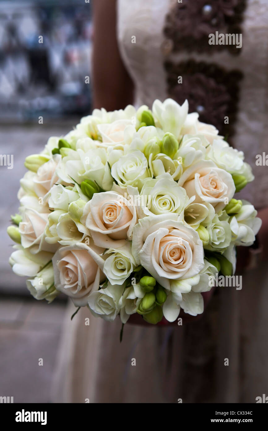 the bride holding wedding bouquet of pink and white roses Stock Photo ...