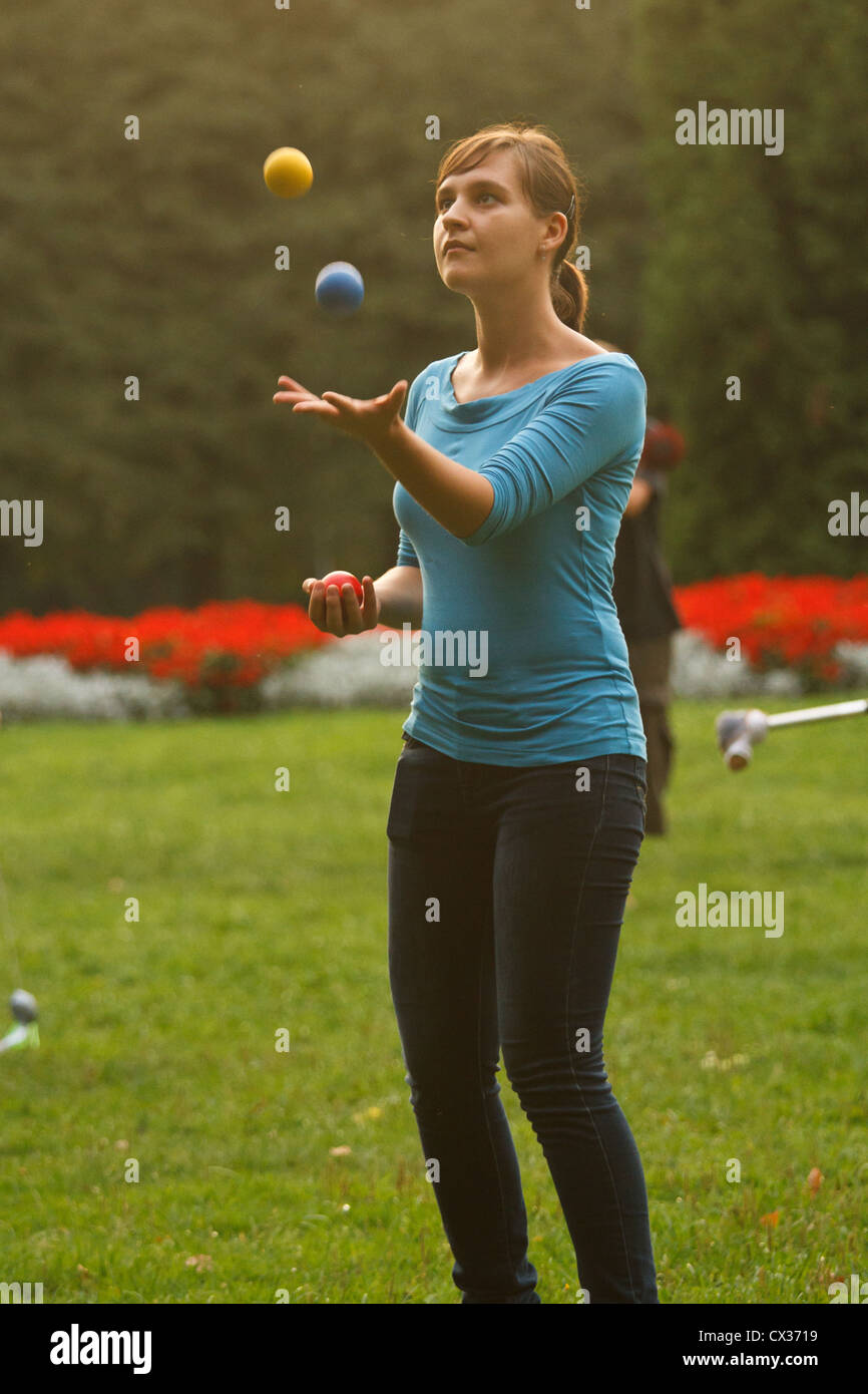 Girl juggling balls hires stock photography and images Alamy