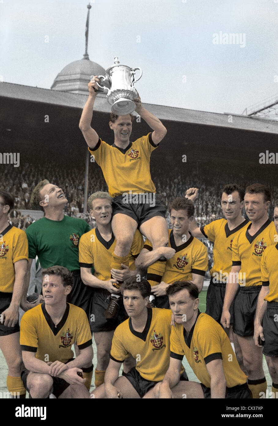 1960 FA Cup winners Wolverhampton Wanderers at Wembley 7/5/60 at Wembley Stadium. Wolves captain Bill Slater holds the cup with standing LtoR Malcolm Finlayson, Ron Flowers, Peter Broadbent, Eddie Clamp, George Showell, Norman Deeley. Kneeling Barry Stobart, Des Horne, Jimmy Murray. Stock Photo