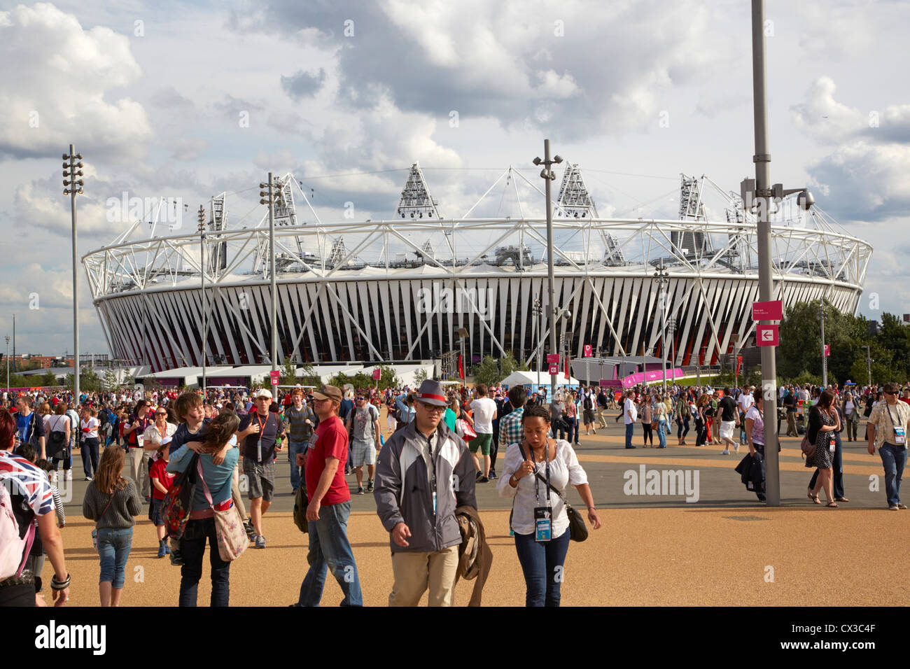 Olympic Stadium London 2012, London, United Kingdom. Architect: Populous, 2012. Overall view during games with spectators in for Stock Photo