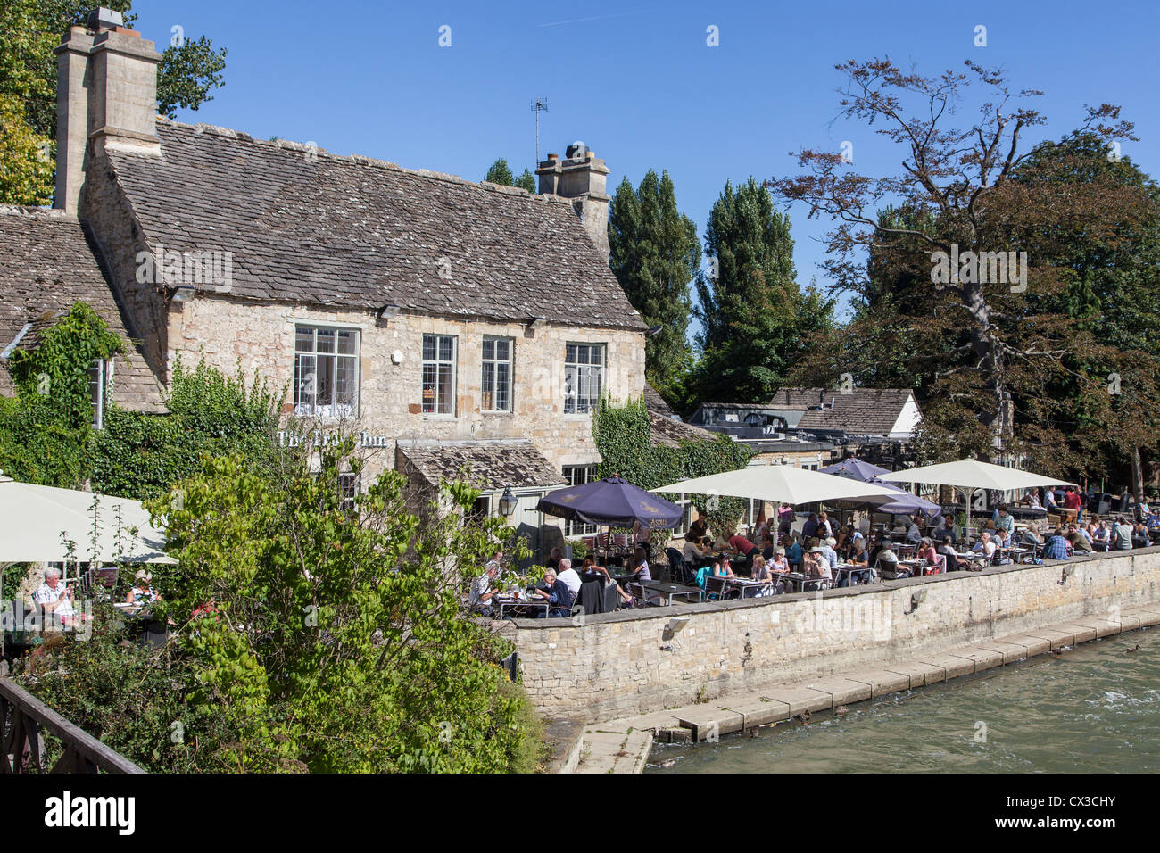 The Trout Inn, on the River Isis at Wolvercote, Oxford, featured in several episodes of the TV series 'Morse' Stock Photo