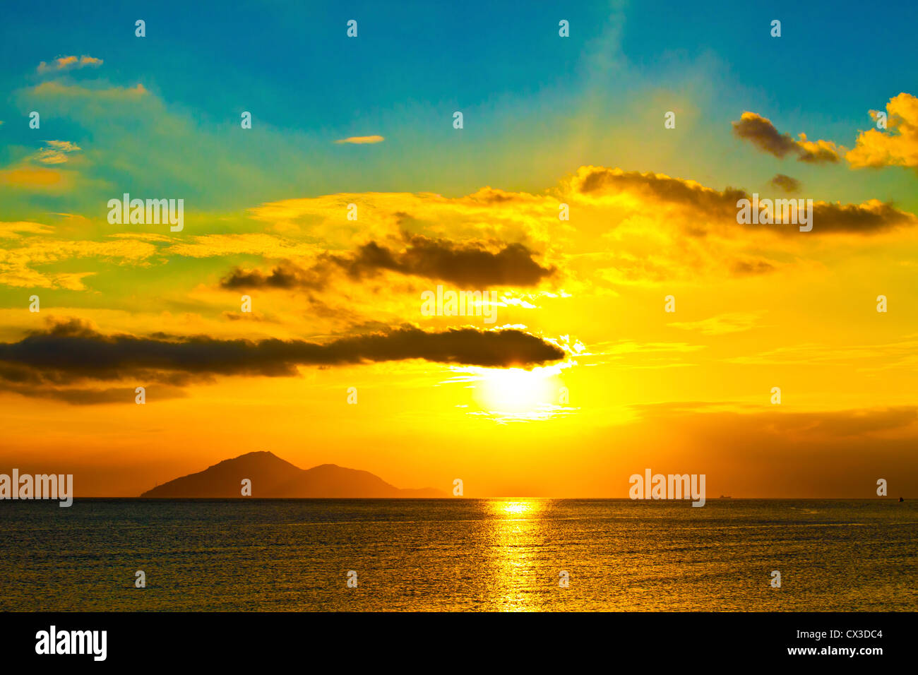 Abstract sunrise over ocean sun hi-res stock photography and images - Alamy