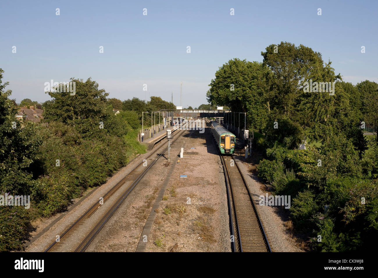 Havant station with train in Southern livery heading West towards Portsmouth Stock Photo