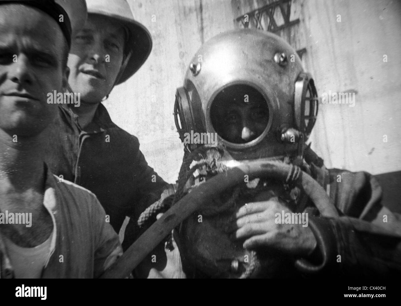 Royal Navy World War Two. A dive prepares to go deep Stock Photo