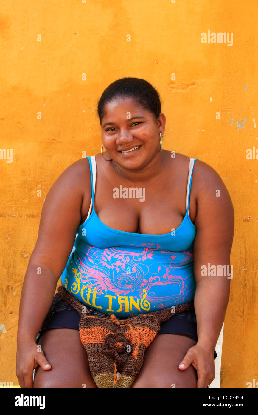 smiling-colombian-woman-cartagena-colomb