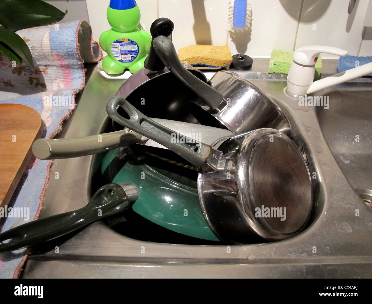 Washing pan and saucepan Stock Photo Alamy