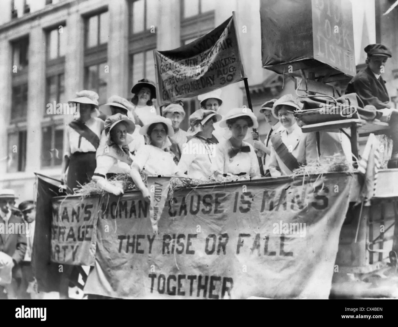 Suffragettes riding float, New York Fair, Yonkers, August 10, 1913 Stock Photo