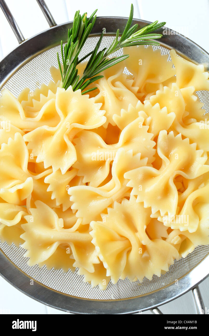 Cooked bow tie pasta in a sieve Stock Photo Alamy