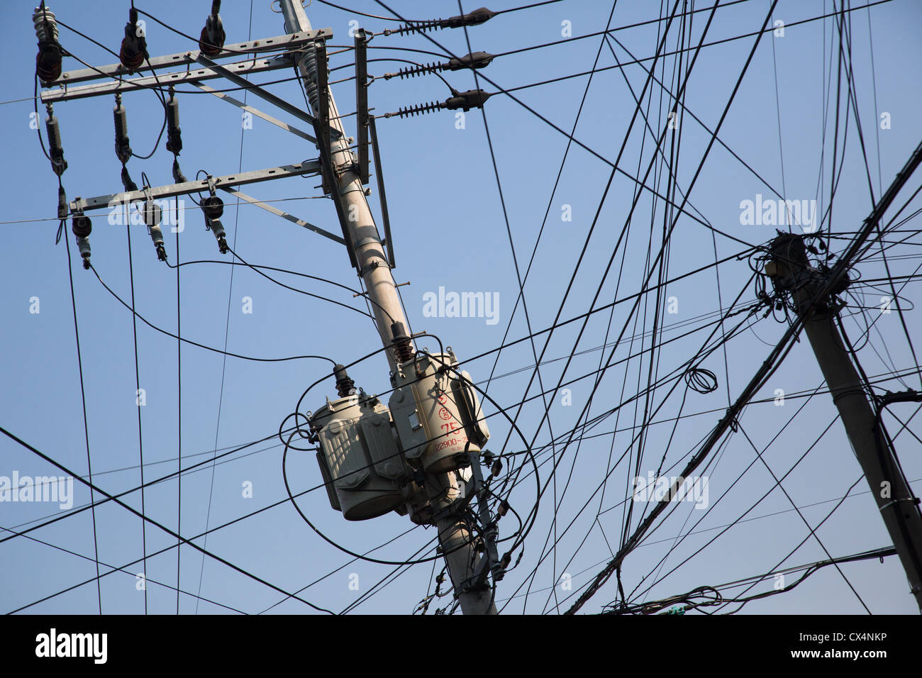 A tangle of electrical power lines overhead Stock Photo - Alamy
