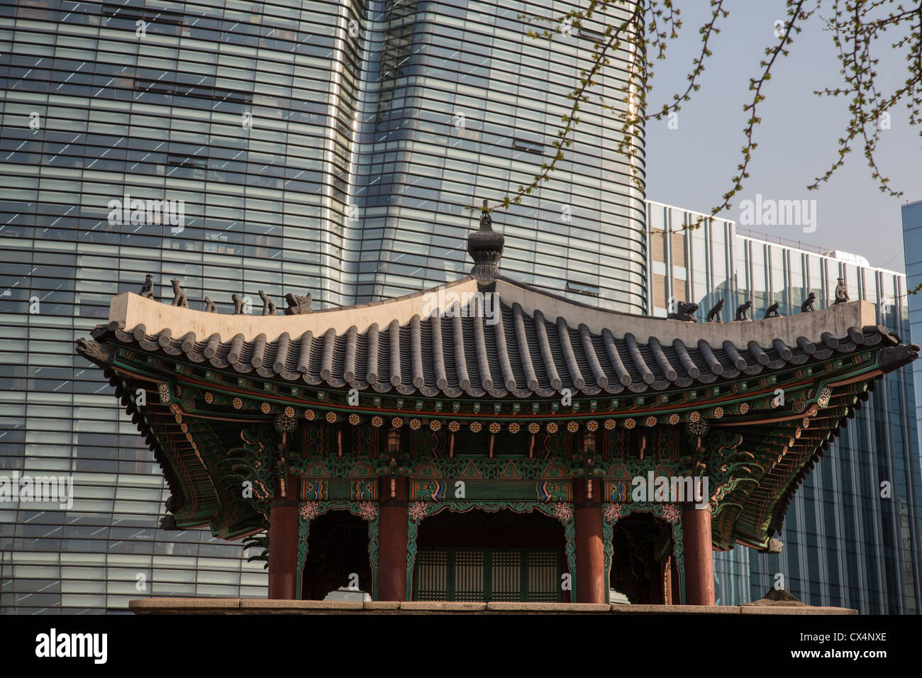 Classical Asian architecture meets modern glass and steel buildings in Seoul, South Korea Stock Photo