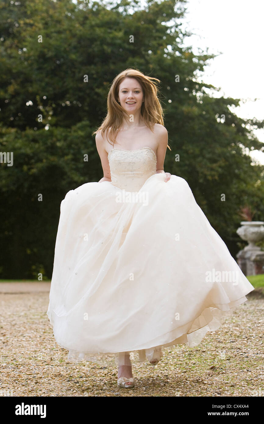 We will help you design your dream wedding dress Josabi Mariées