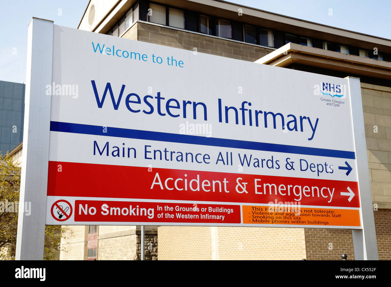 This hospital is permanently closed. A sign at the Main Entrance to the former NHS Western Infirmary Hospital, Dumbarton Road, Glasgow, Scotland, UK Stock Photo